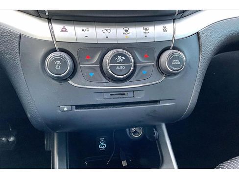 Used 2018 Dodge Journey SXT w/ Safe & Sound Group image 29