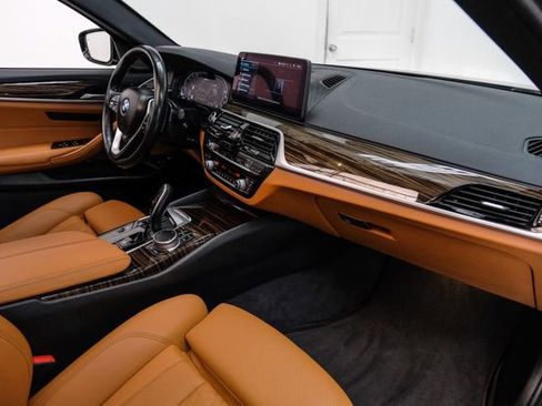 Used 2022 BMW 530e w/ Premium Package image 10