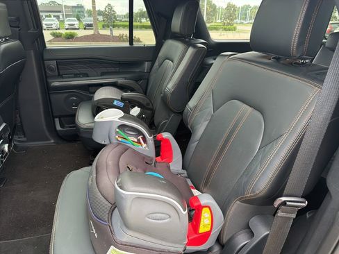 Used 2023 Ford Expedition Platinum RWD image 3