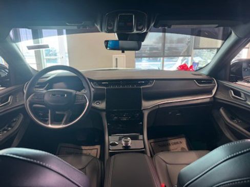 New 2025 Jeep Grand Cherokee Limited w/ Black Appearance Package image 15