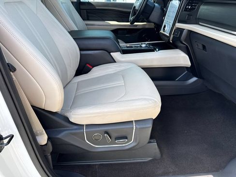 Used 2023 Ford Expedition Platinum RWD image 13