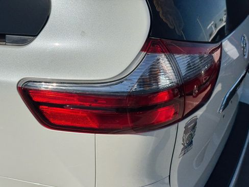 Used 2020 Toyota Sienna Limited Premium w/ Carpet Mat Package FWD image 7