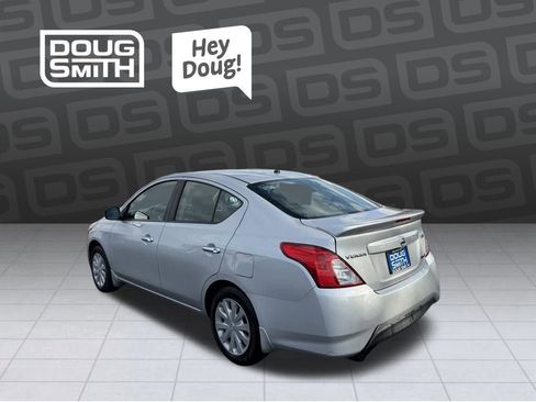 Used 2015 Nissan Versa SV image 3