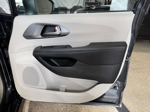 Used 2023 Chrysler Pacifica Touring-L FWD image 37