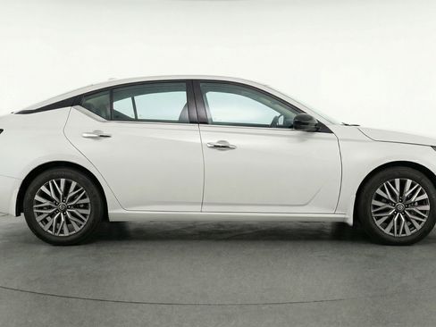 Used 2025 Nissan Altima 2.5 SV FWD image 11