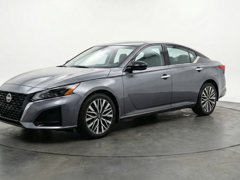 Used 2025 Nissan Altima 2.5 SV FWD image 3