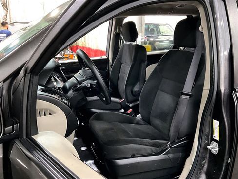 Used 2019 Dodge Grand Caravan SE w/ UConnect Hands-Free Group image 7