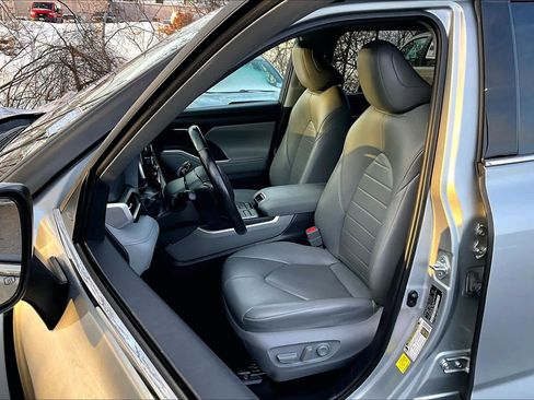 Used 2021 Toyota Highlander XLE image 9