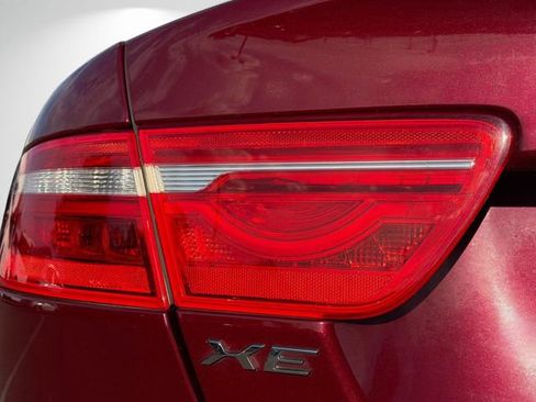 Used 2017 Jaguar XE image 10