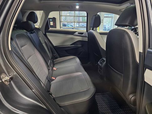 Certified 2025 Volkswagen Taos SE image 12