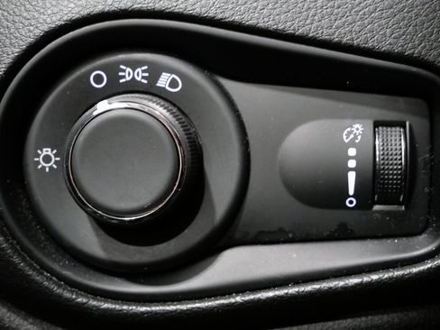 Certified 2023 Jeep Renegade Latitude image 14