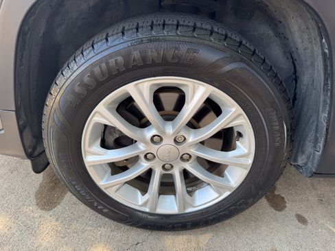 Used 2020 Jeep Cherokee Latitude FWD image 24