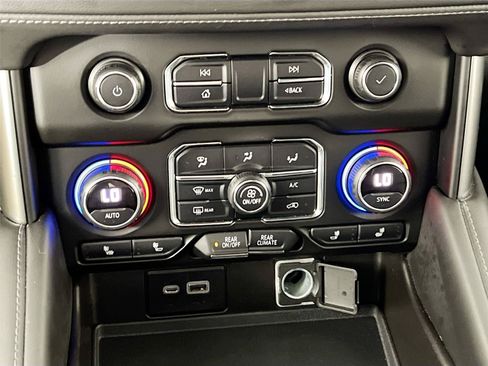 Used 2021 Chevrolet Tahoe Z71 w/ Luxury Package AWD/4WD image 17