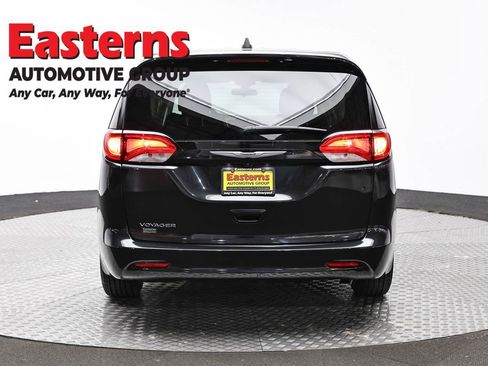 Used 2022 Chrysler Voyager LX FWD image 6