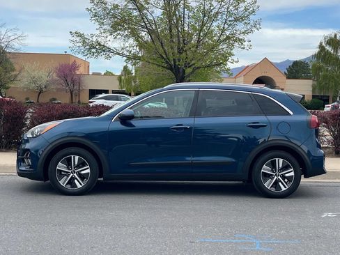 Used 2020 Kia Niro LXS FWD image 2