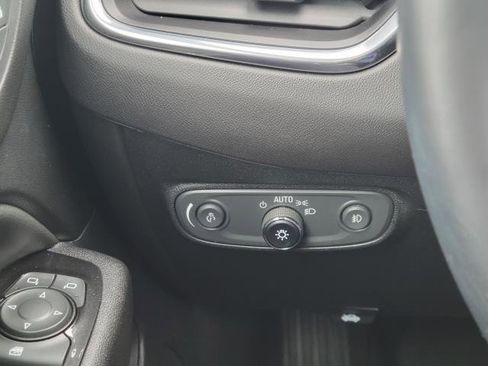 Used 2023 Chevrolet Equinox Premier image 13