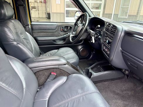 Used 2002 Chevrolet S10 Pickup LS w/ ZR5 Appearance Pkg image 12