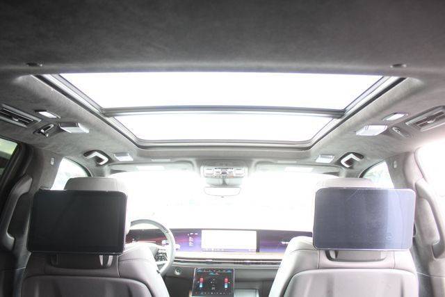 Used 2025 Cadillac Escalade ESV Sport Platinum w/ LPO, Floor Liner Package AWD/4WD image 24