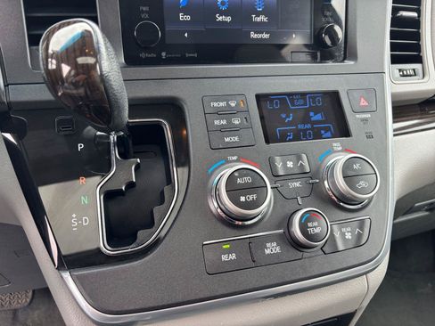 Used 2016 Toyota Sienna XLE Premium FWD image 28