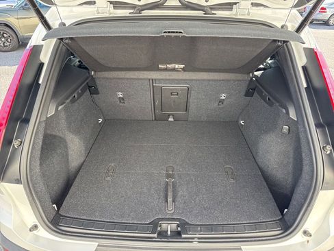 Used 2024 Volvo XC40 B5 Plus w/ Climate Package image 11