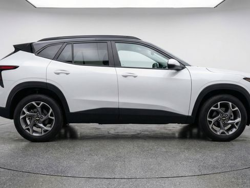 Used 2025 Chevrolet Trax LT w/ LT Convenience Package FWD image 11