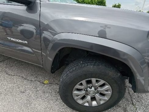 Used 2018 Toyota Tacoma SR5 RWD image 15