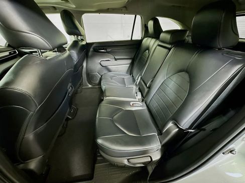 Certified 2023 Toyota Highlander XLE image 24