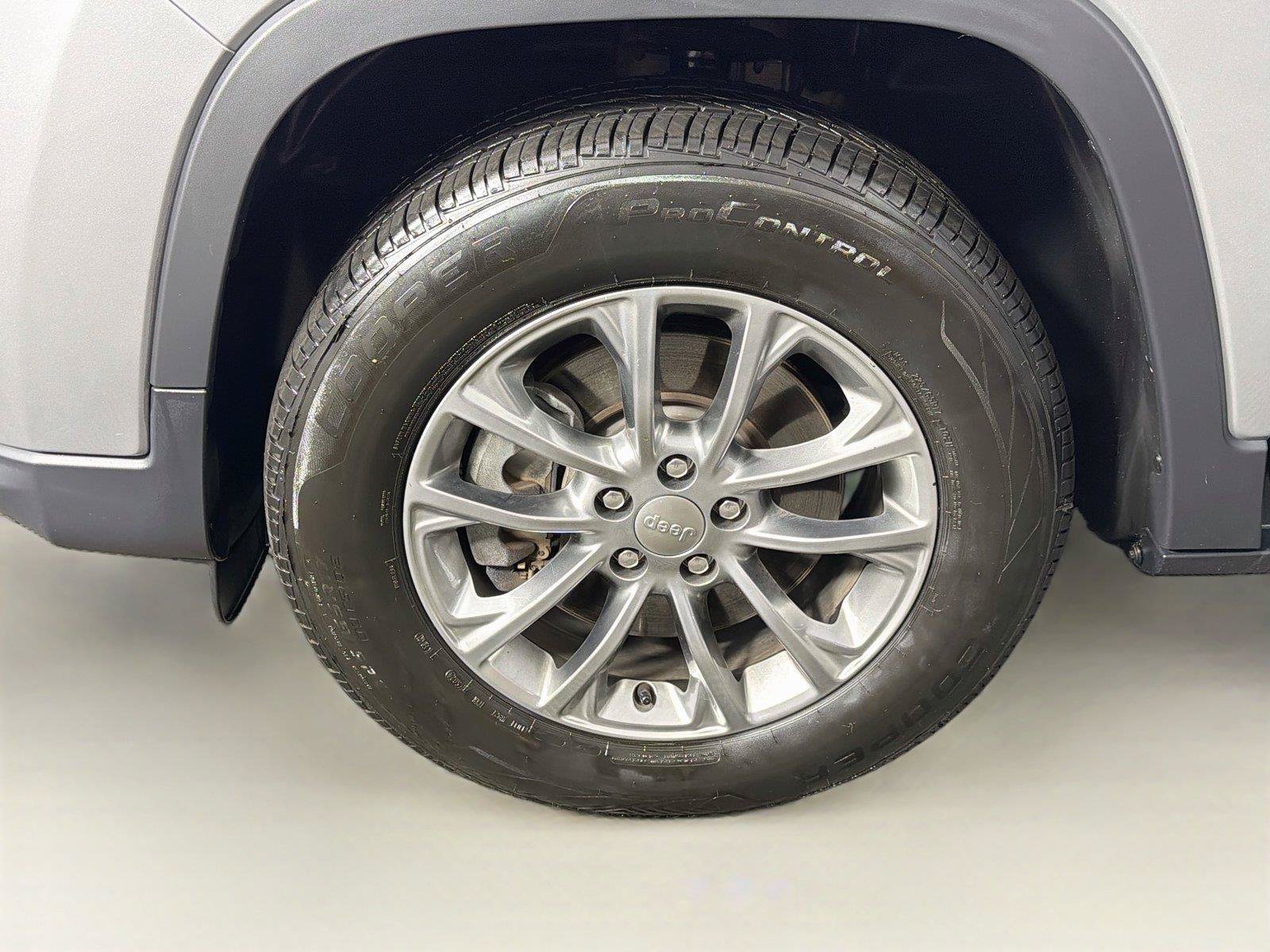 Used 2020 Jeep Cherokee Latitude Plus w/ Comfort/Convenience Group AWD/4WD image 31