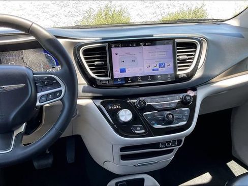 Used 2023 Chrysler Pacifica Touring-L FWD image 5