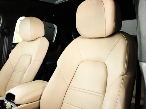 Used 2025 Porsche Cayenne Turbo AWD/4WD image 5