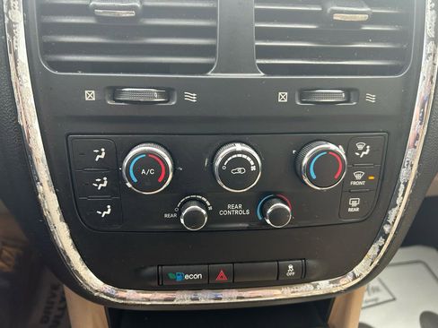 Used 2016 Dodge Grand Caravan SXT image 22