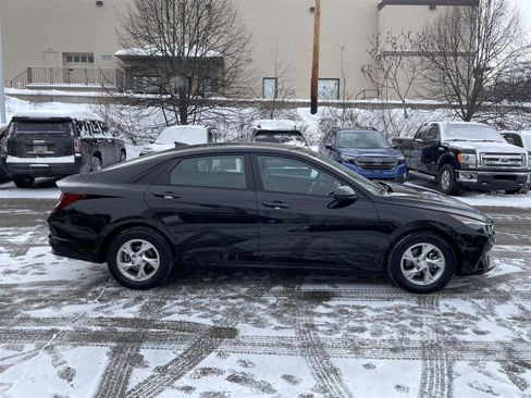 Used 2023 Hyundai Elantra SE w/ Preferred Accessory Package image 6