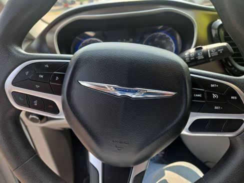 Used 2017 Chrysler Pacifica LX FWD image 21