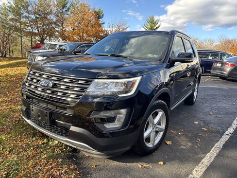 Used 2017 Ford Explorer XLT w/ Equipment Group 202A image 3