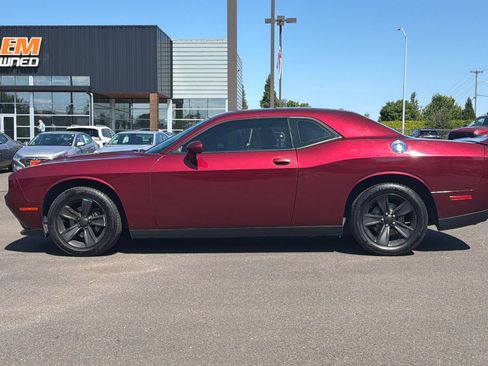 Used 2018 Dodge Challenger SXT RWD image 9