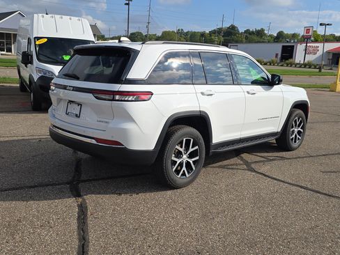 Used 2024 Jeep Grand Cherokee Limited image 4