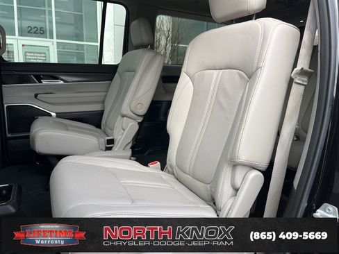 Used 2023 Jeep Wagoneer L Series II w/ Premium Group I image 15