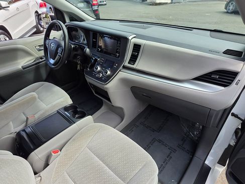 Used 2019 Toyota Sienna LE w/ Carpet Mat Package image 10