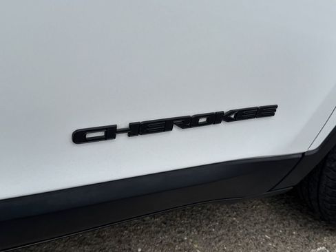Used 2020 Jeep Cherokee Latitude Plus FWD image 8