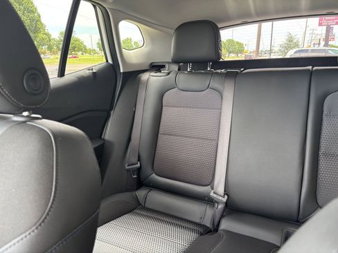 Used 2025 Chevrolet Trax LT FWD image 38