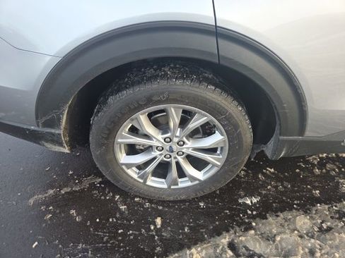 Used 2022 Ford Explorer XLT w/ Equipment Group 202A image 5