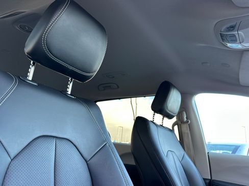 Used 2024 Chrysler Pacifica Touring-L image 18