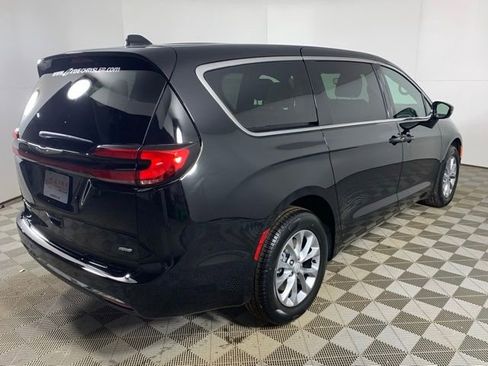 New 2026 Chrysler Pacifica Select image 4