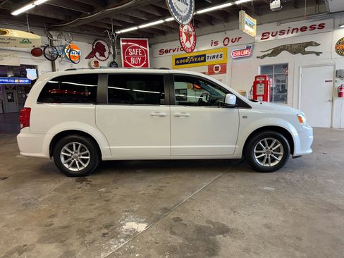 Used 2019 Dodge Grand Caravan SXT image 6
