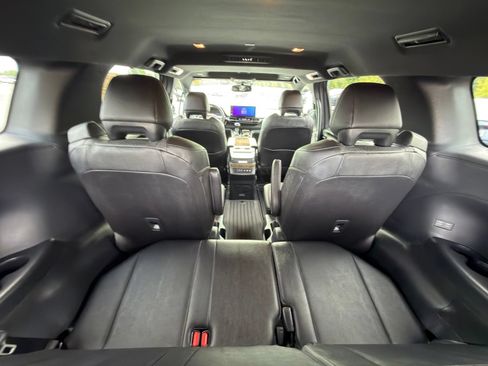 Used 2025 Toyota Sienna Platinum FWD image 32