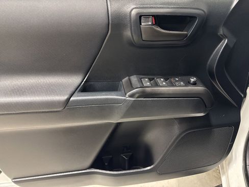 Used 2016 Toyota Tacoma TRD Sport w/ Premium & Technology Package image 18