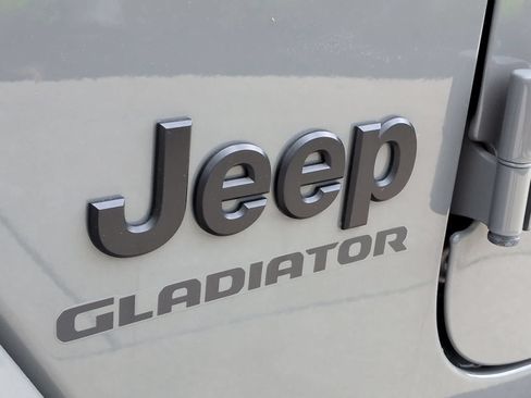 Used 2022 Jeep Gladiator Overland AWD/4WD image 12