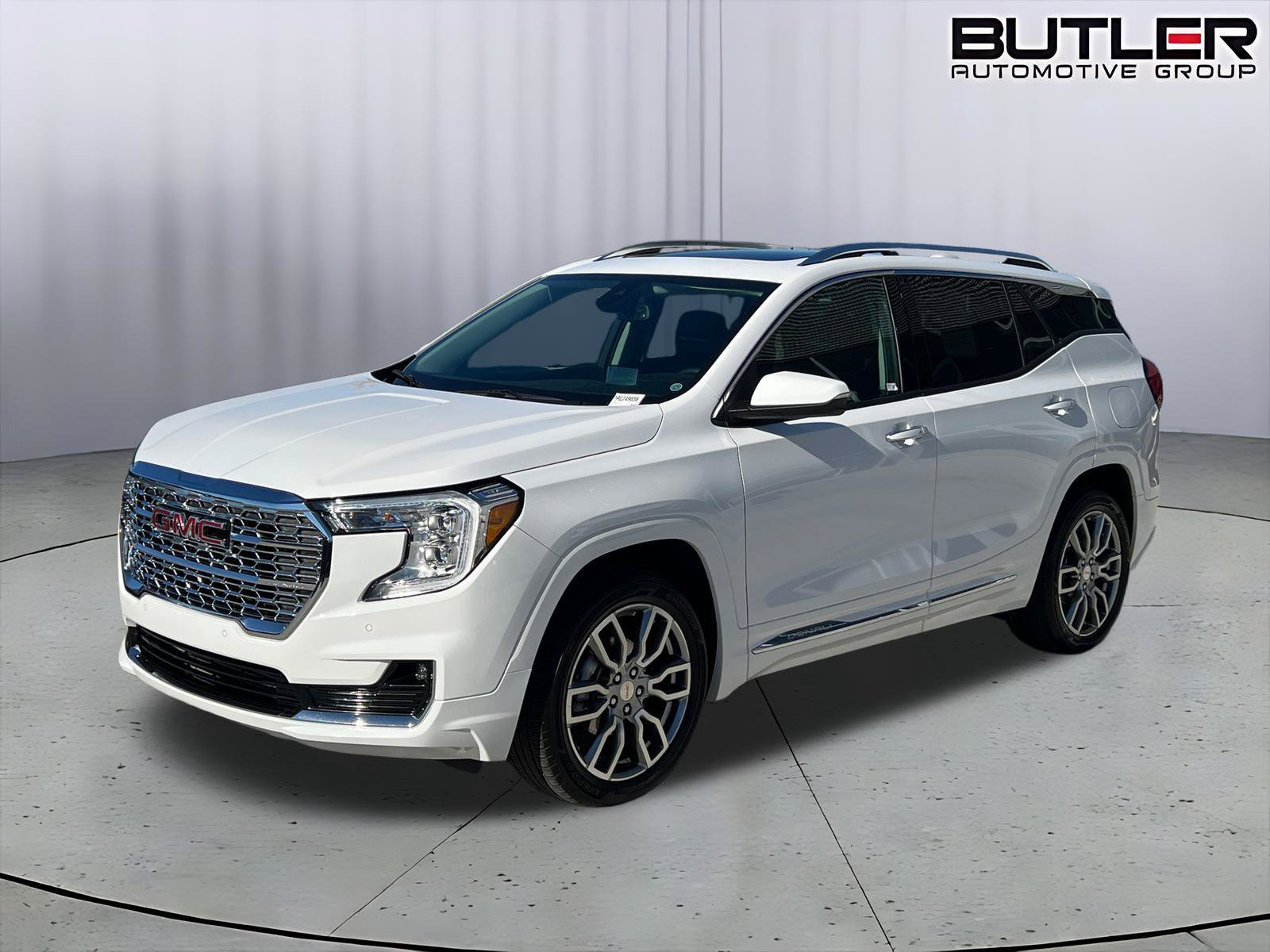 Used 2024 GMC Terrain Denali AWD/4WD image 1