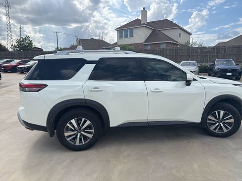 Used 2024 Nissan Pathfinder SL image 7