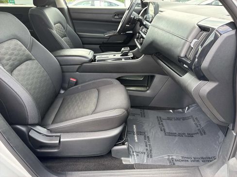 Used 2024 Nissan Pathfinder SV FWD image 25